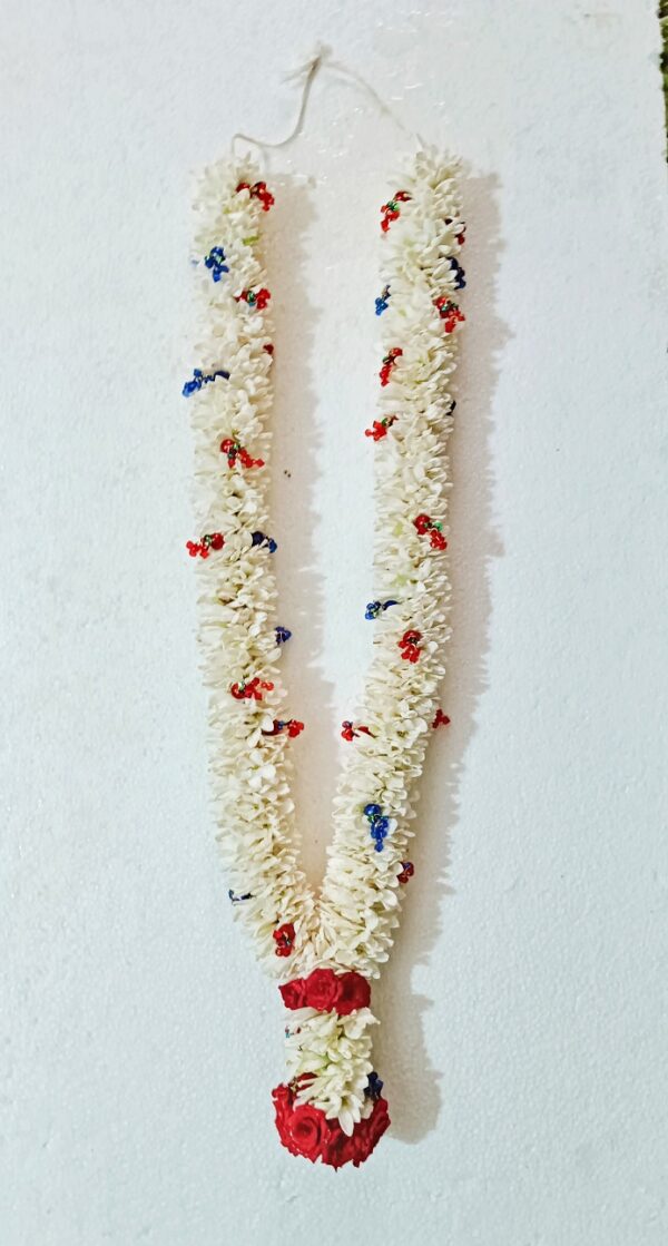 Fresh Tuberose with Red & Blue Dot Garland – 1.5ft